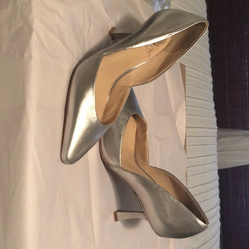 NWB Vince Camuto, Karala Silver pointed toe and tapered heel pumps, Size 7.5